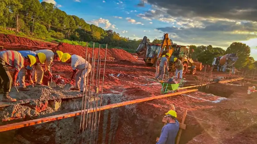 Obreros trabajando nuevo edificio en campus universidad nacional de misiones obra IMAM IBS